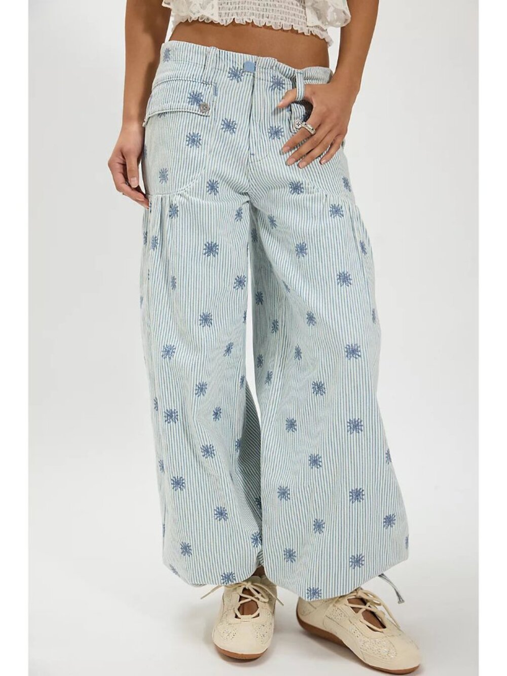 🆕 FREE PEOPLE We The Free Lotus Embroidered Railroad Jeans / Indigo Railroad